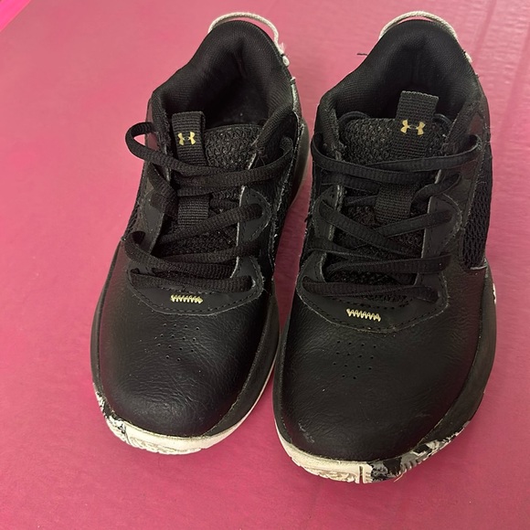 Under Armour Unisex-Child Lockdown 6 Basketball Shoe
Size 13/ black and white. - Picture 3 of 4